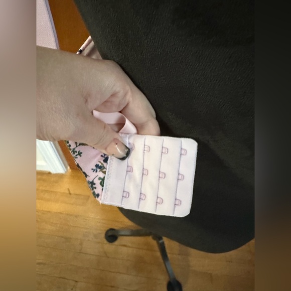 Victoria Secret Bra EUC - Picture 7 of 9